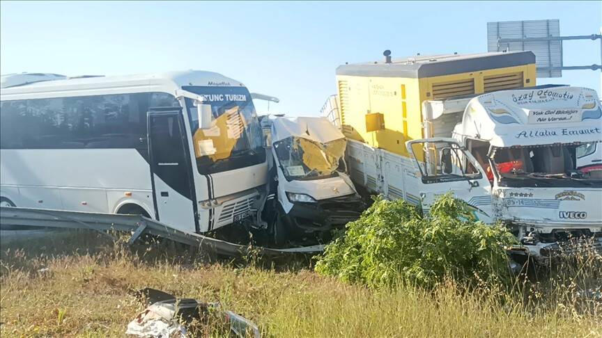 Tekirdağ'da freni tutmayan kamyonet işçi servisine çarpması sonucu 18 kişi yaralandı