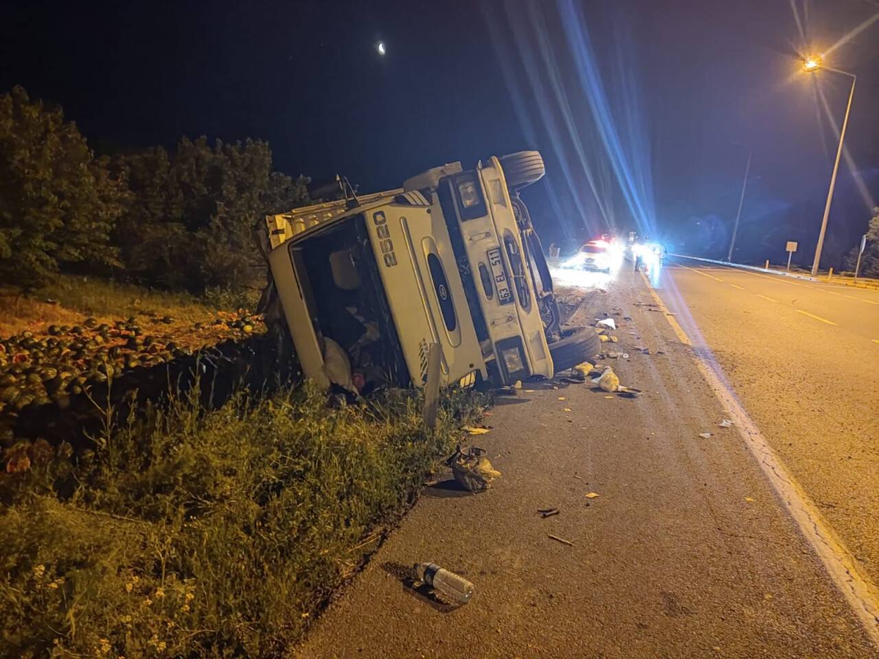 Kamyon devrildi, karpuzlar etrafa saçıldı: 1 yaralı