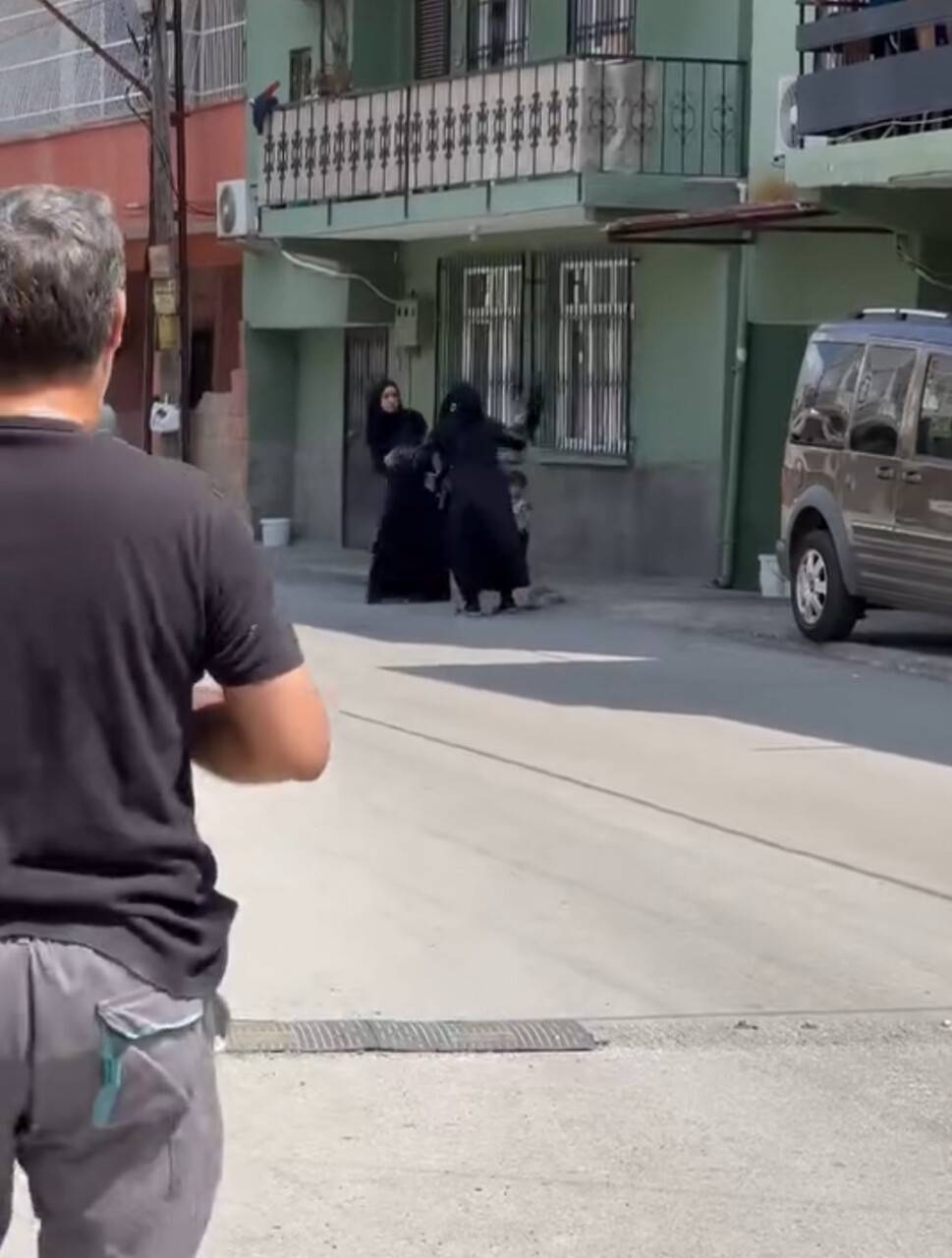 Dilenci kadınların ’yer’ kavgası: Terlikler, çantalar havada uçuştu