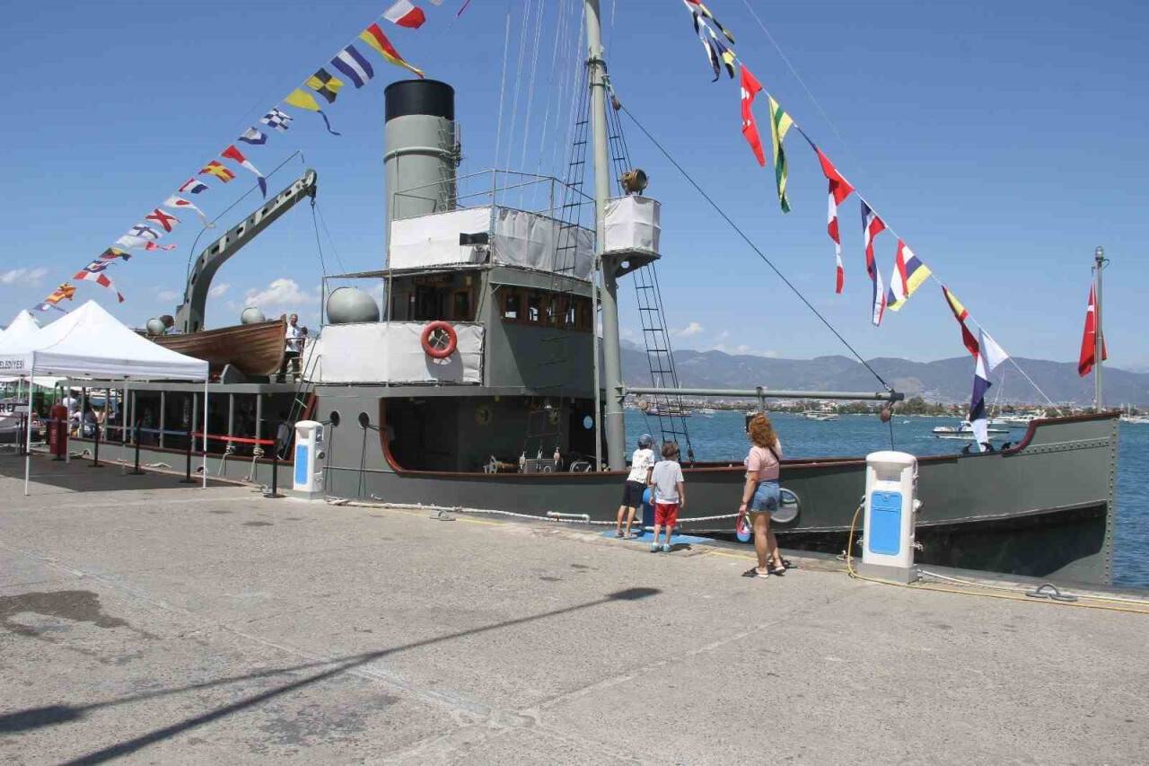 Fethiye’ye demirleyen TCG Nusret Mayın Gemisi yoğun ilgi gördü