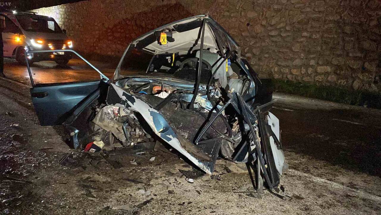 Araç hurdaya döndü: 2’si ağır 5 yaralı