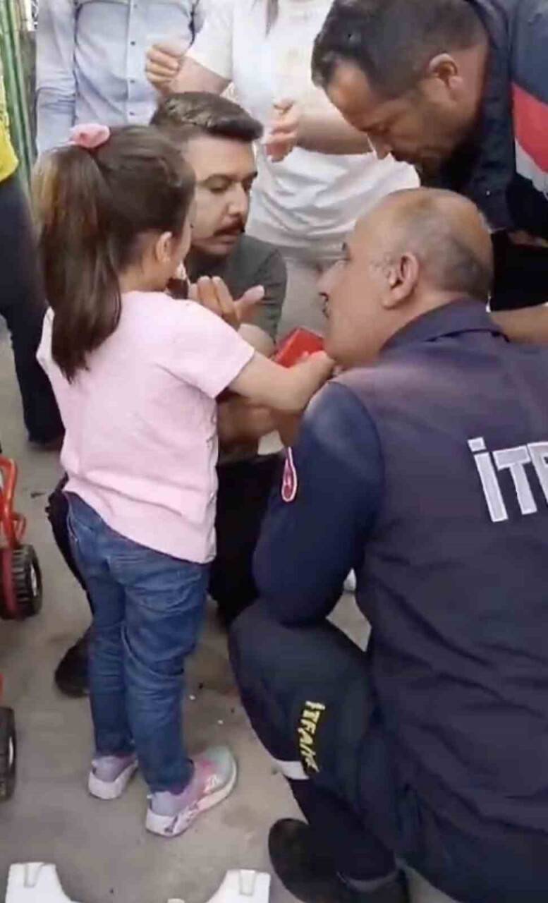 Parmağı market arabasına sıkışan çocuğun yardımına itfaiye yetişti