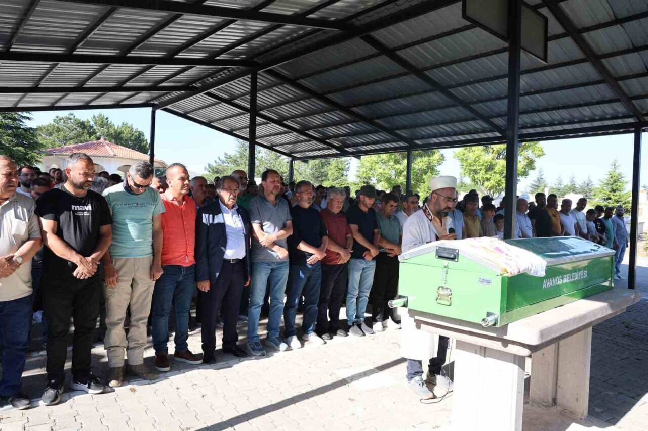 Boğazına erik kaçan çocuk toprağa verildi