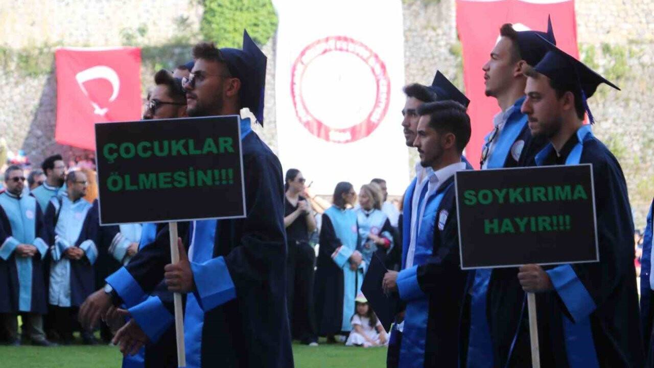 43 yaşında üniversiteyi birincilikle bitirdi