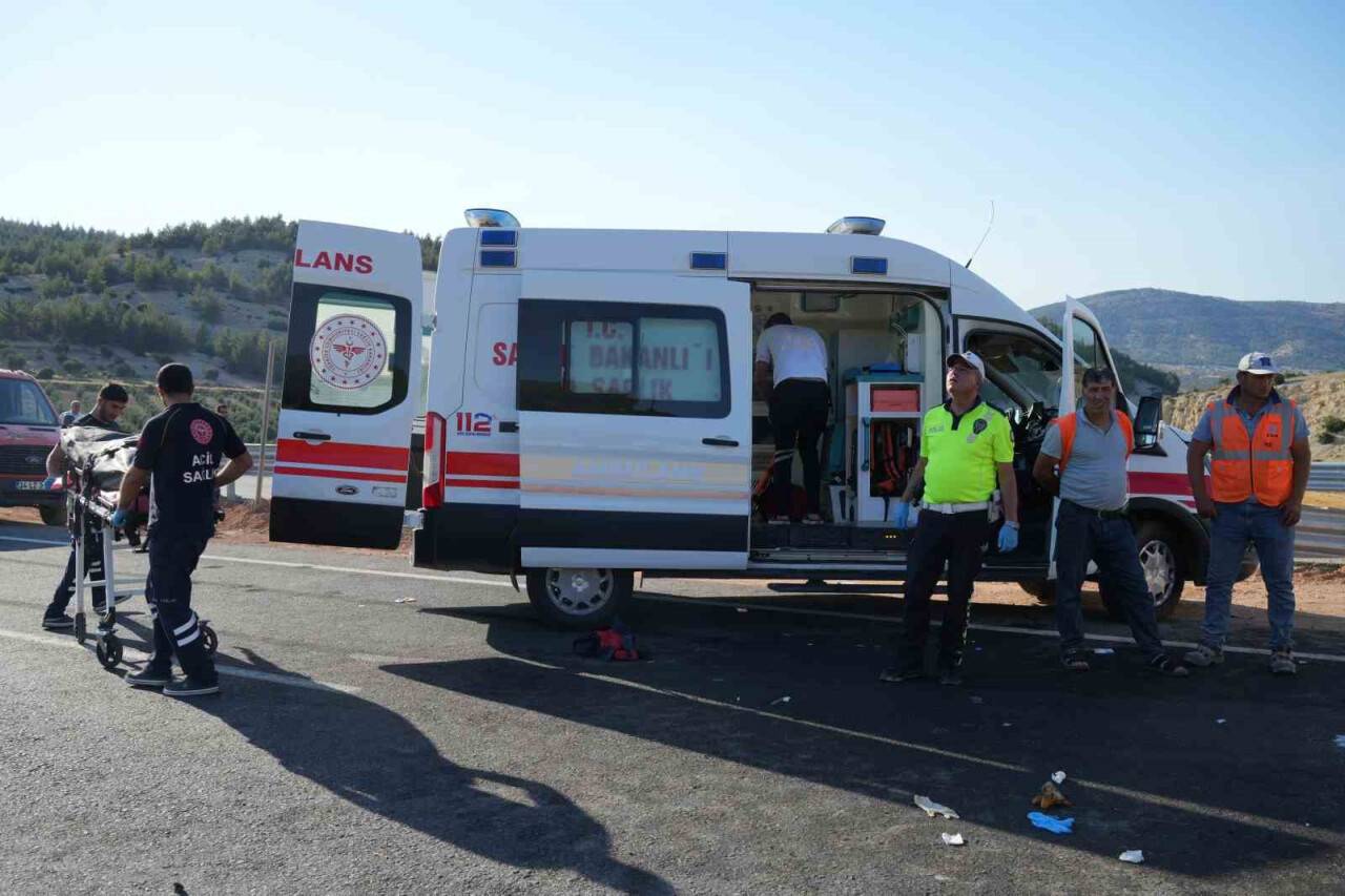 Kilis’te hafriyat kamyonu ticari taksi ile çarpıştı: 2 ölü, 8 ağır yaralı