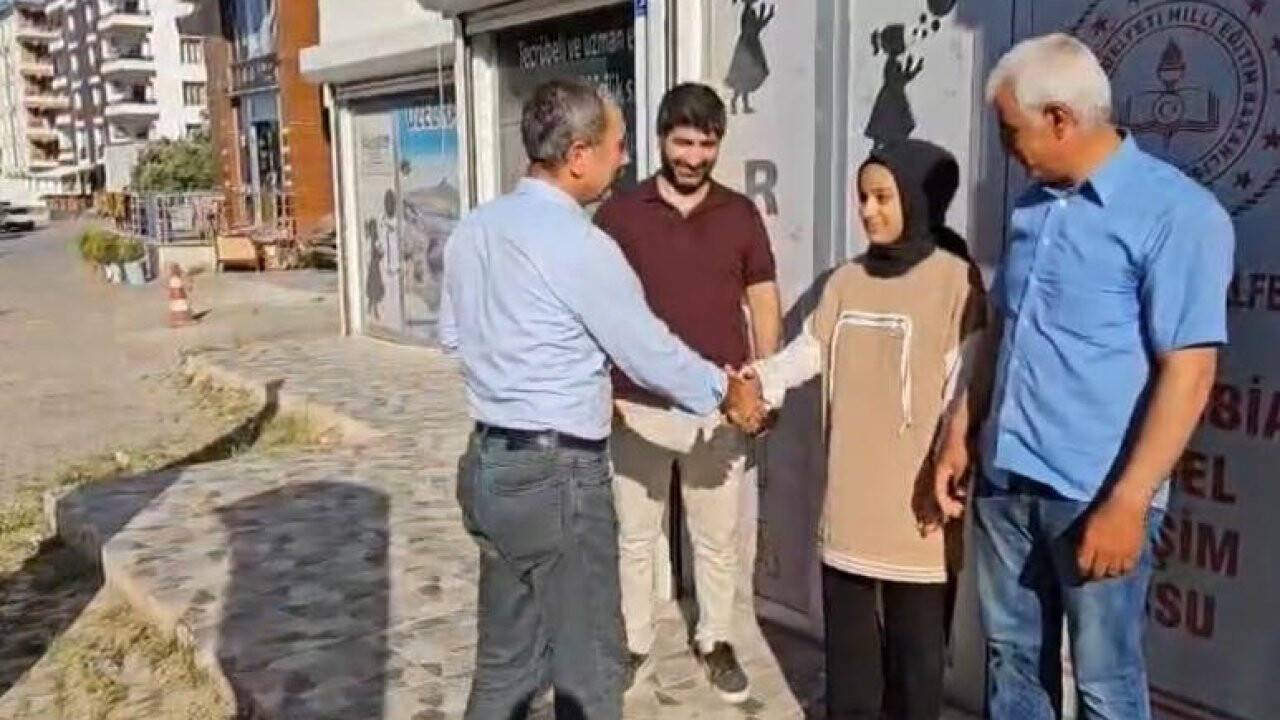 Tüm soruları yanlış cevaplayarak "6 trilyonda 1" ihtimali gerçekleştiren öğrenciye altın ödüllü verildi