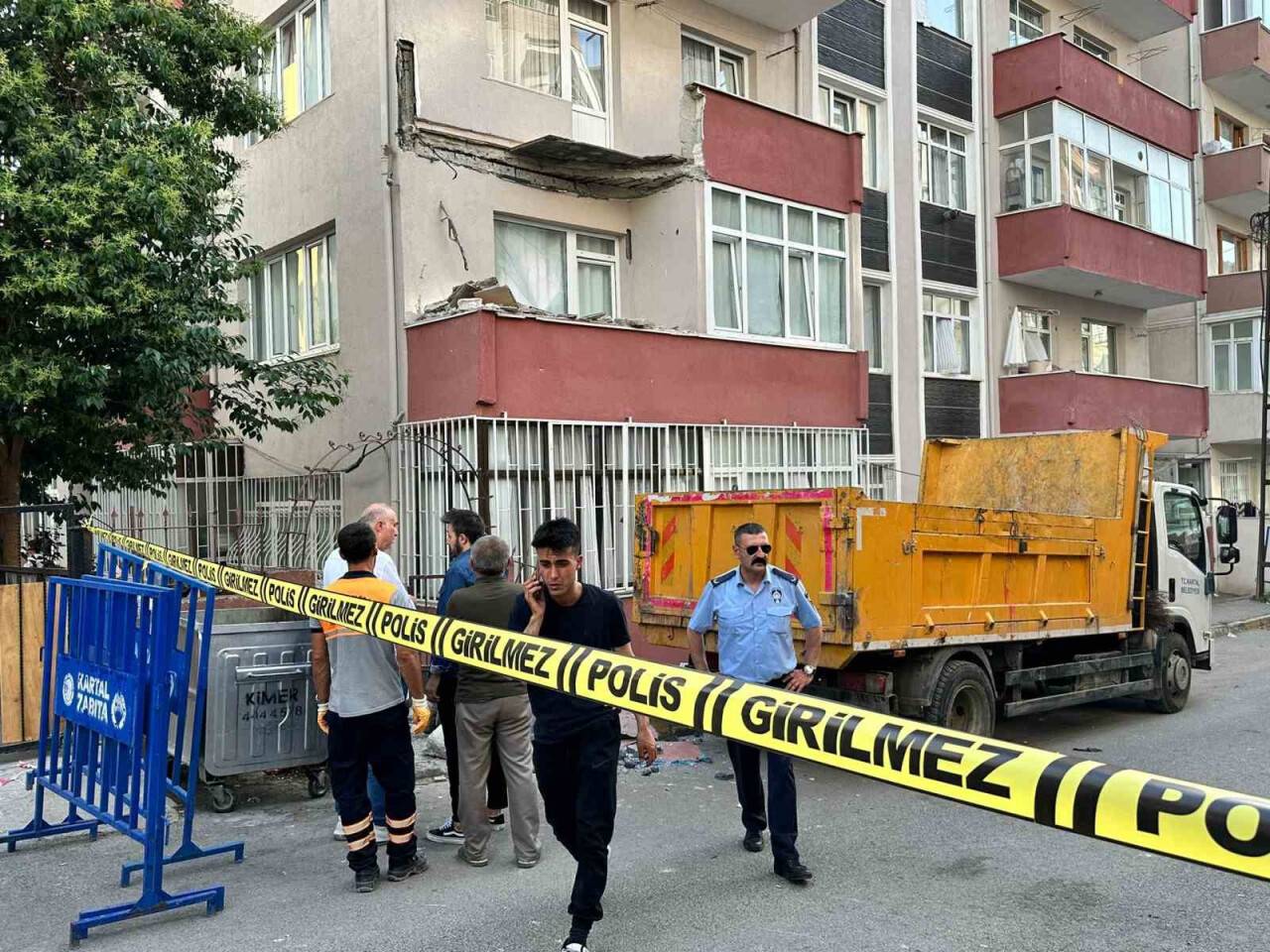 İstanbul'da 5 katlı binanın balkonu çöktü: Bina boşaltıldı
