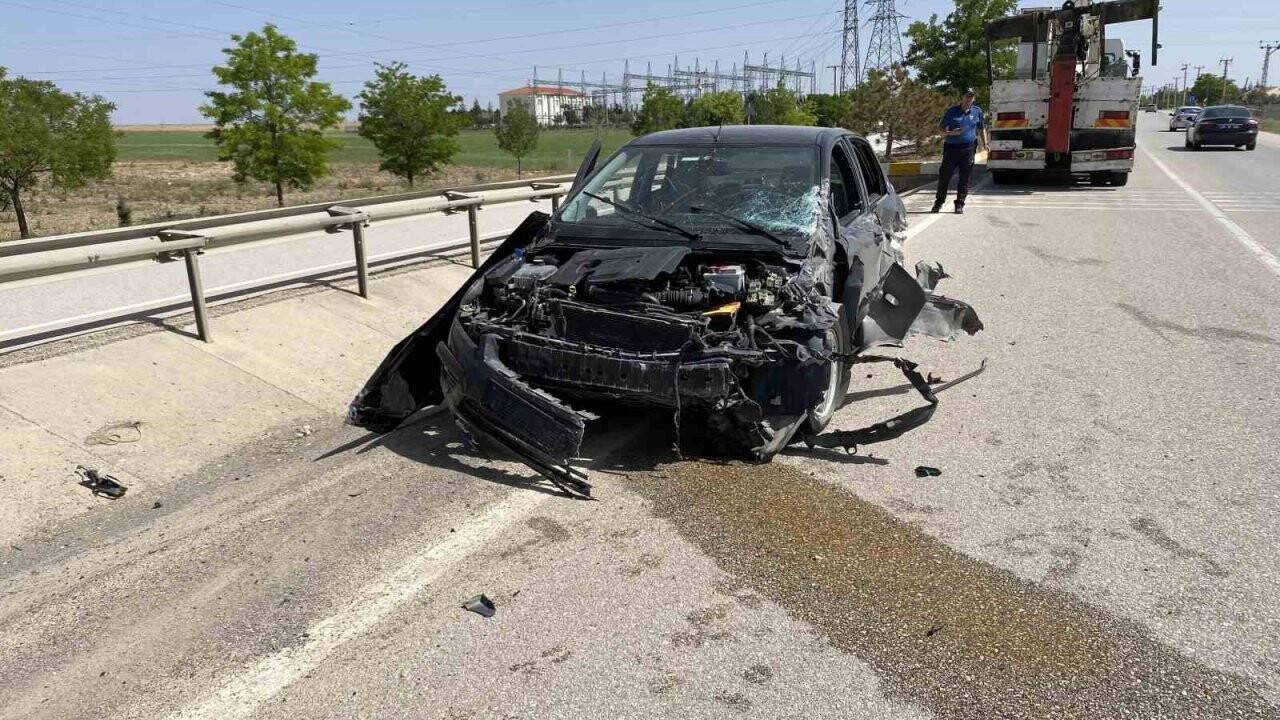 Konya’da iki otomobil çarpıştı