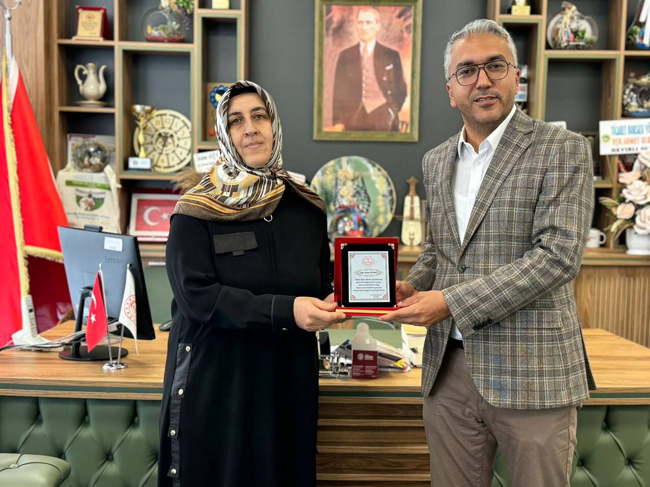 Karapınar'da emekli öğretmenler plaket aldı