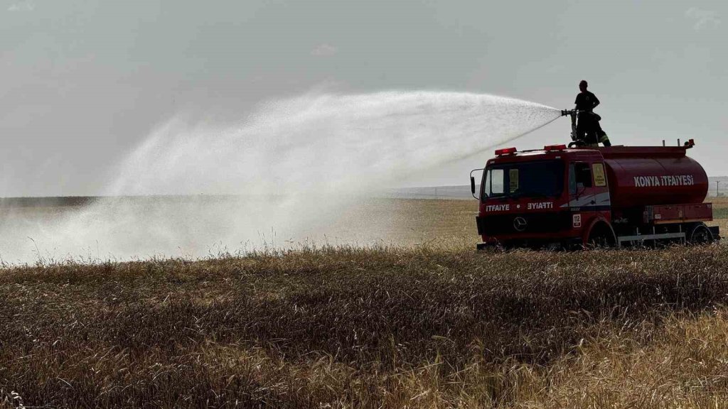 Konya’da arpa tarlası alev alev yandı