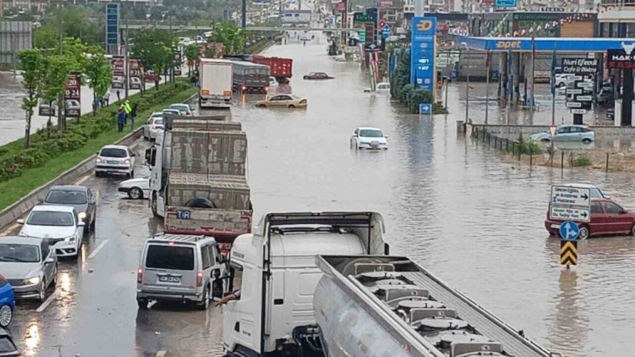 Ankara’da caddeler göle dönerken otomobiller suya gömüldü