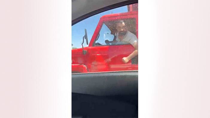 Yayaya yol veren sürücüye saldırmaya çalıştılar (VİDEOLU)