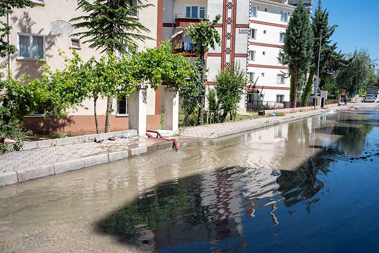 Başkentte su baskını sonrası çalışmalar: Belediyeden yardım bekliyorlar