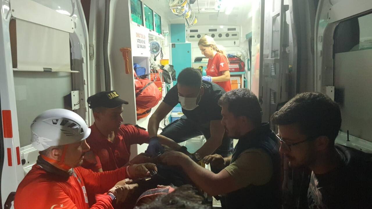 Kayıp yaşlı kadın evine  yakın yerde yaralı olarak bulundu