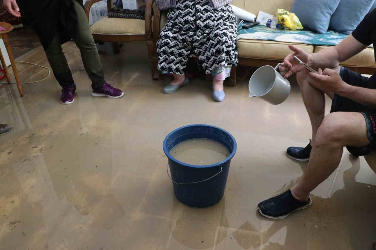 Ankara’da sel sonrası su basan evlerde tahliye çalışmaları devam etti