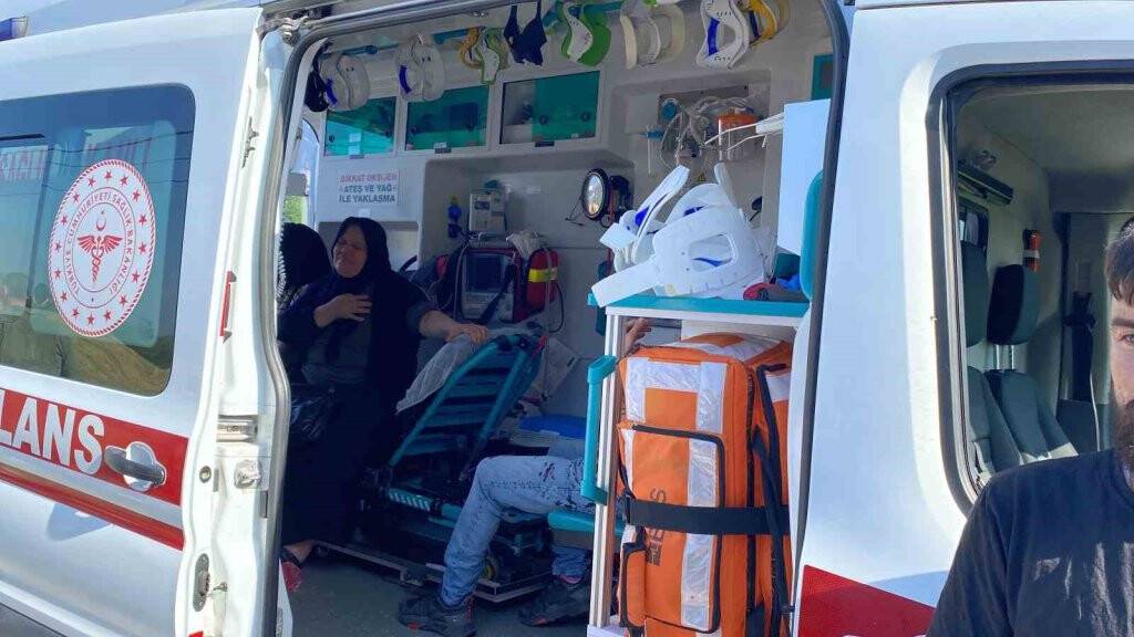 İşçi servisi ile kamyon kafa kafaya çarpıştı: 1’i ağır 27 yaralı