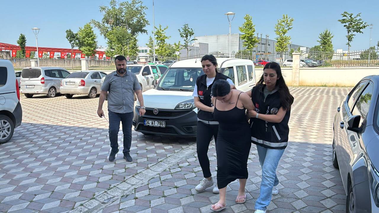 Genç kızlara dehşeti yaşatan Kadın maganda yakalandı (TIKLA&İZLE)