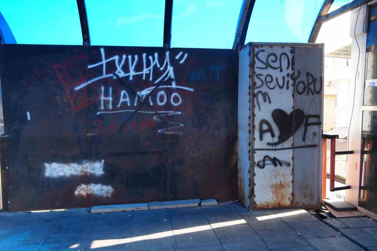 Üst geçit asansörlerine saldırdılar