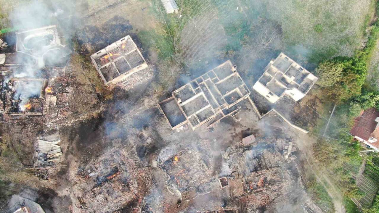 12 evin yandığı köy havadan görüntülendi