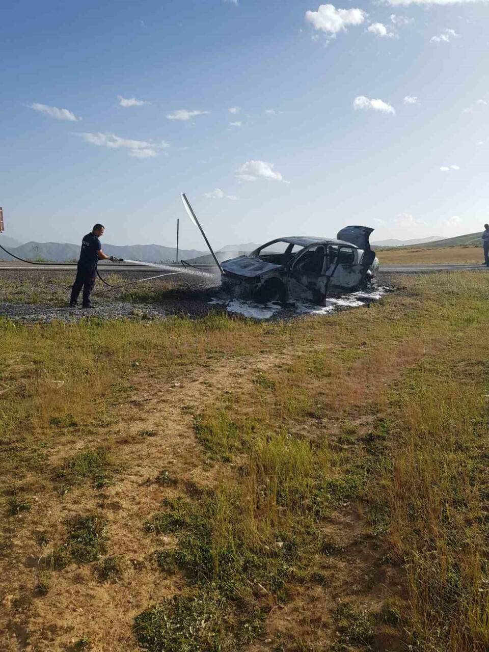 Seyir halindeki araç yanarak kullanılamaz hale geldi