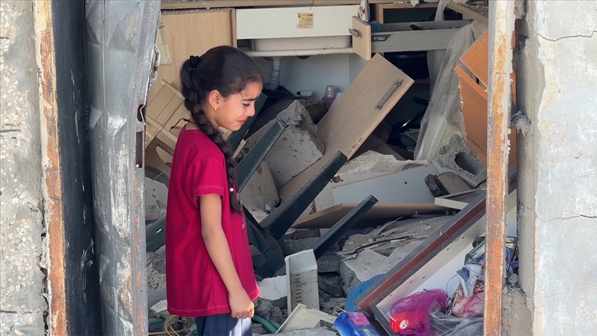 Filistinli kız çocuğu, İsrail'in yıktığı evinin anahtarını hatıra için aldı