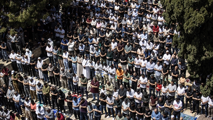 30 Bin Müslüman Mescid-i Aksa'da cuma namazı kıldı