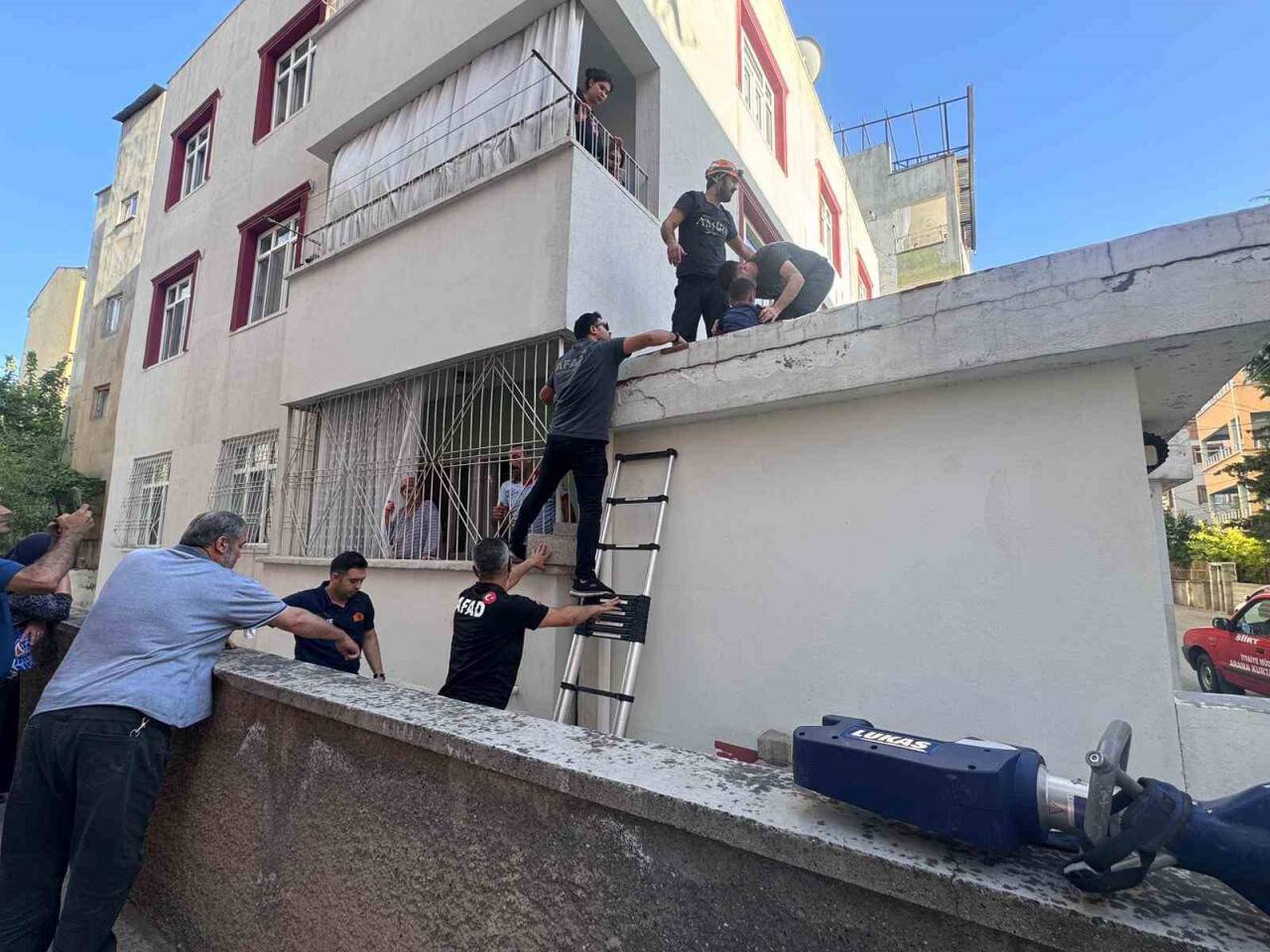Kafası demir parmaklıklara sıkıştı: Ekipler kurtardı