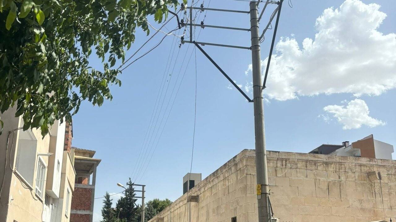 Kopan elektrik telleri faciayı yaşattı