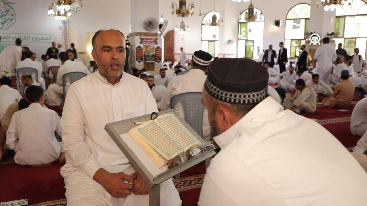 Gazze'de 300 hafız, arife gününde Kur'an-ı Kerim hatmi için toplandı