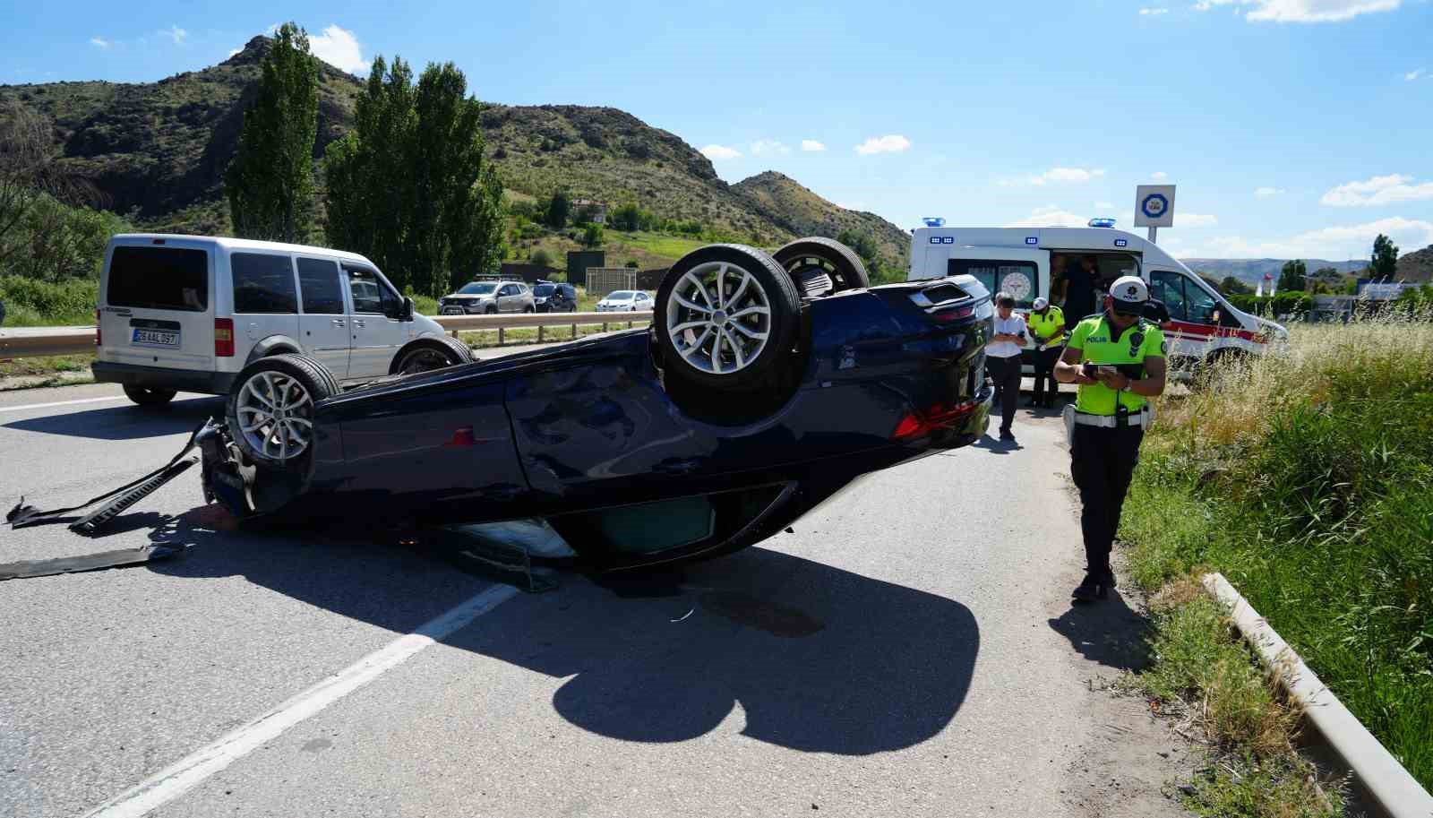 Ticari araçla çarpışan otomobil 175 metre sürüklendi: 4 yaralı