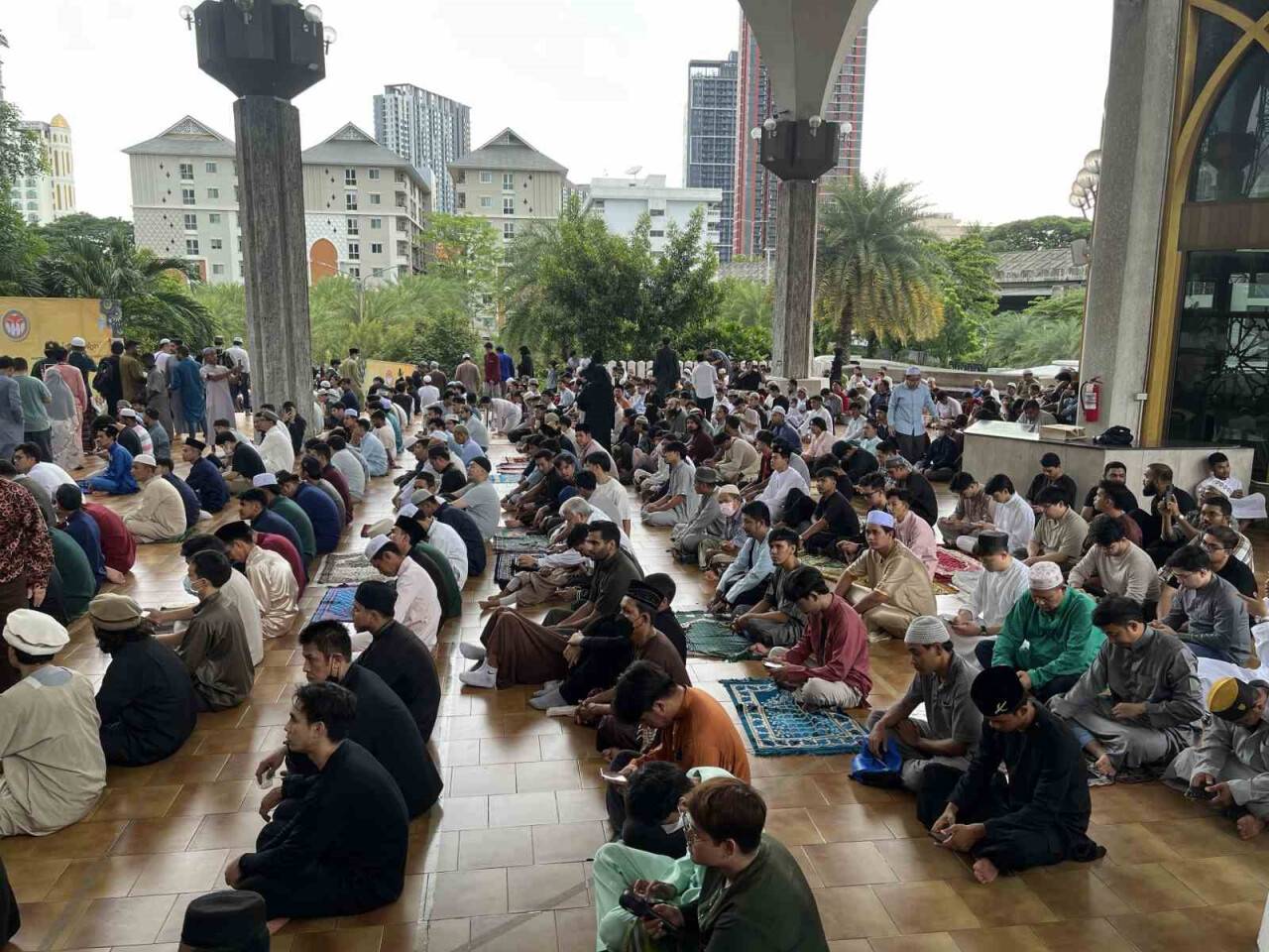 Tayland’da bayram namazına yoğun katılım