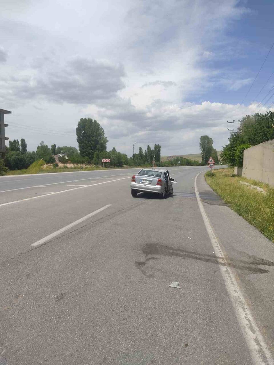 Aracın hurdaya döndüğü kazada 8 kişi yaralandı