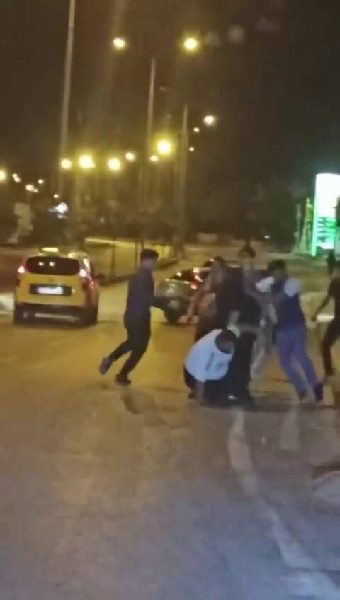 Gruplar arası kavga! Sokak ringe döndü (VİDEOLU)