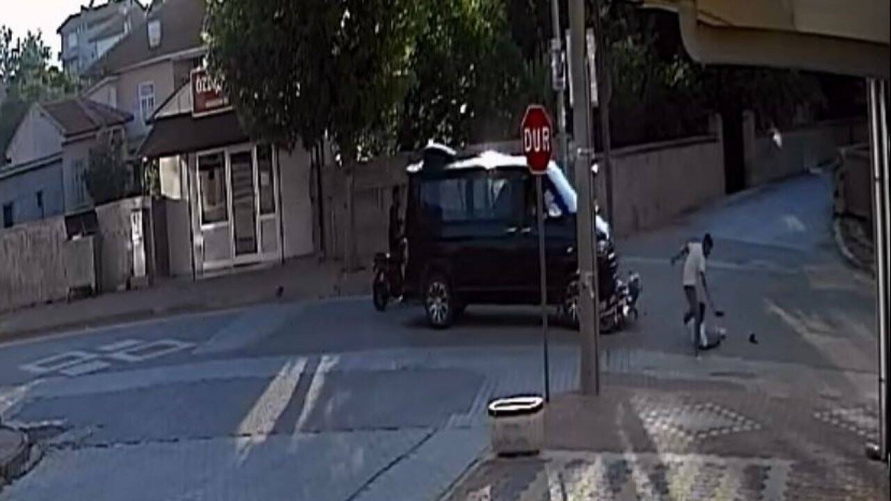 Konya'da otomobille çarpışan motosikletten atladı