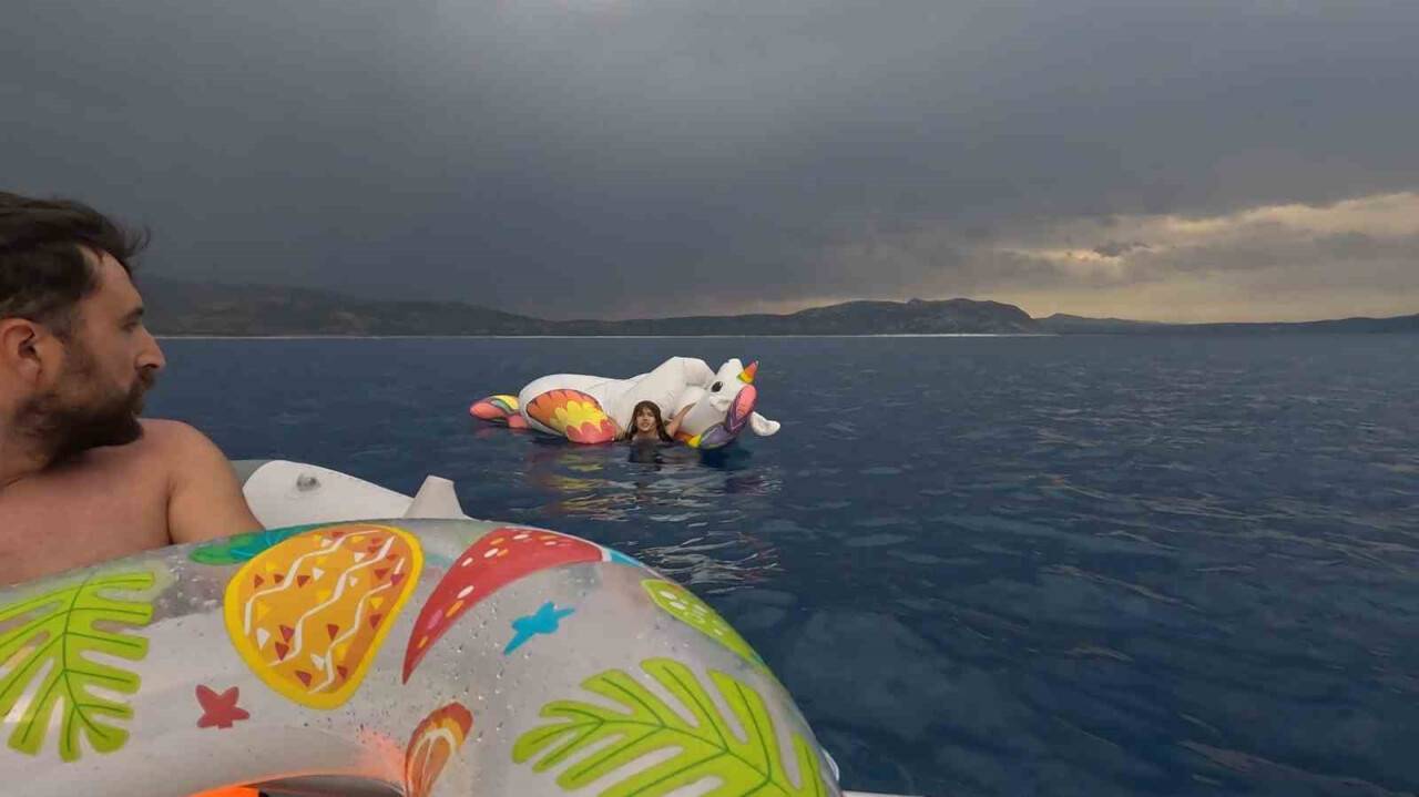 Salda Gölü'nün ortasında can pazarı: Tatilci kurtardı