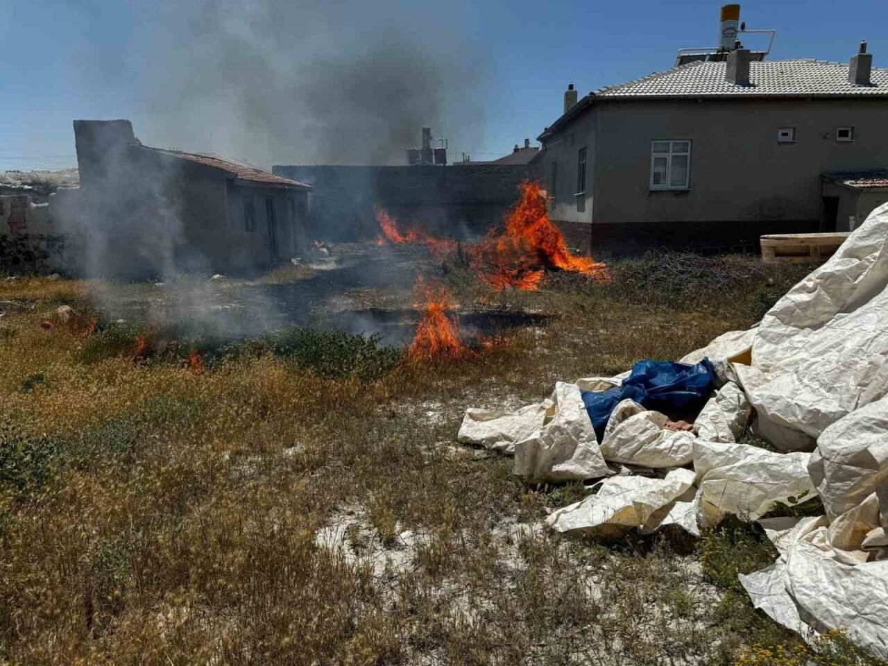 Bahçedeki ocaktan çıkan ateş yangına sebep oldu