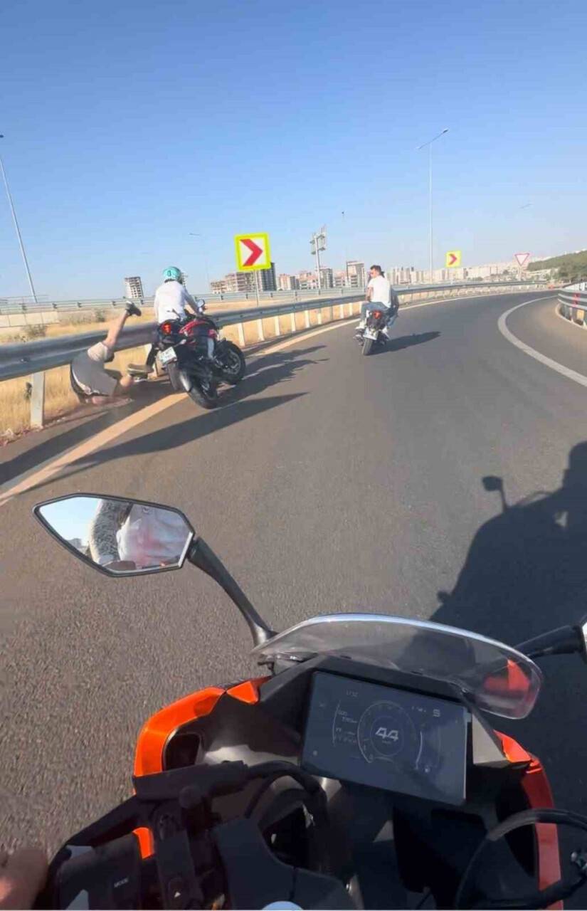 Ölümden dönen motosikletliler: Kaza anı kameralarda