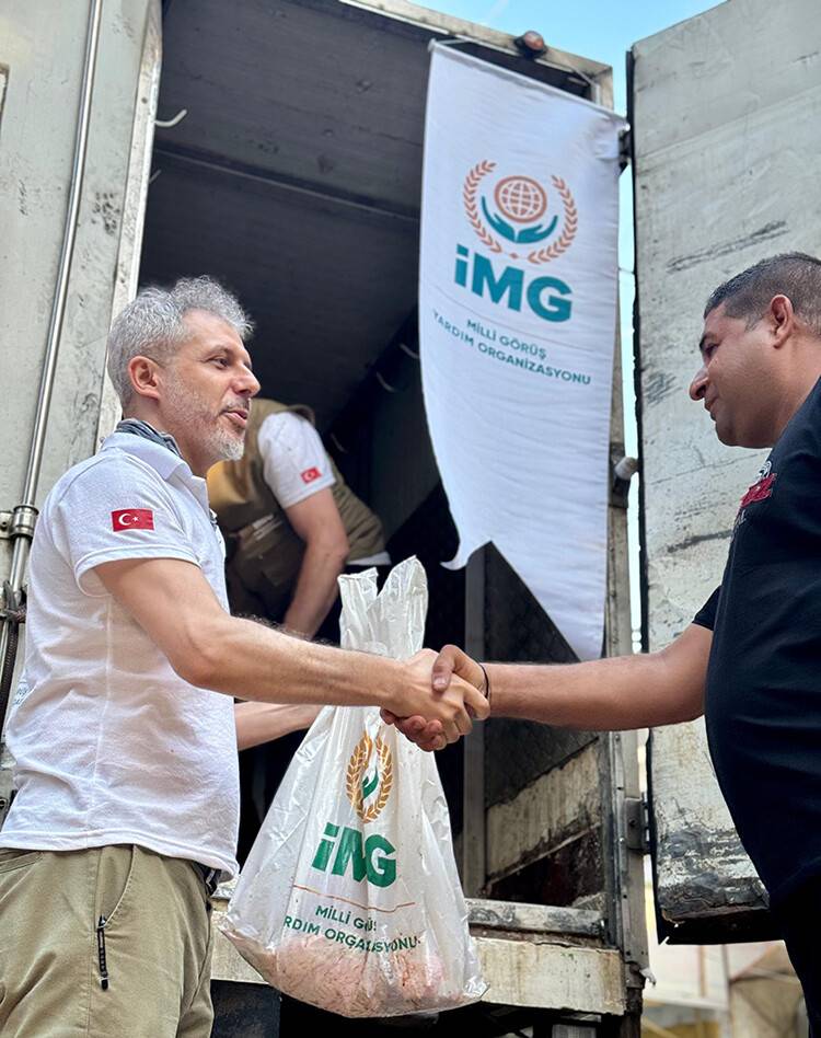 Milli Görüş, Lübnan’daki mültecilere hayırseverlerin bağışladığı kurban etlerini ulaştırdı