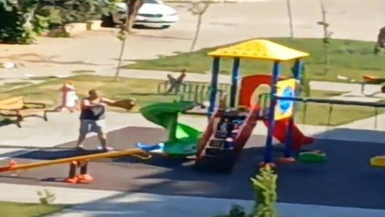 Topladığı çöpleri çocuk parkına döktü