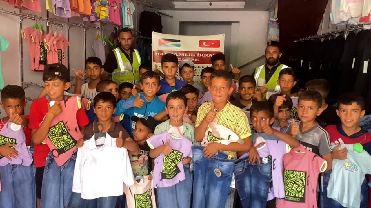 Gazze’de bayramlık dağıtımı gerçekleştirildi