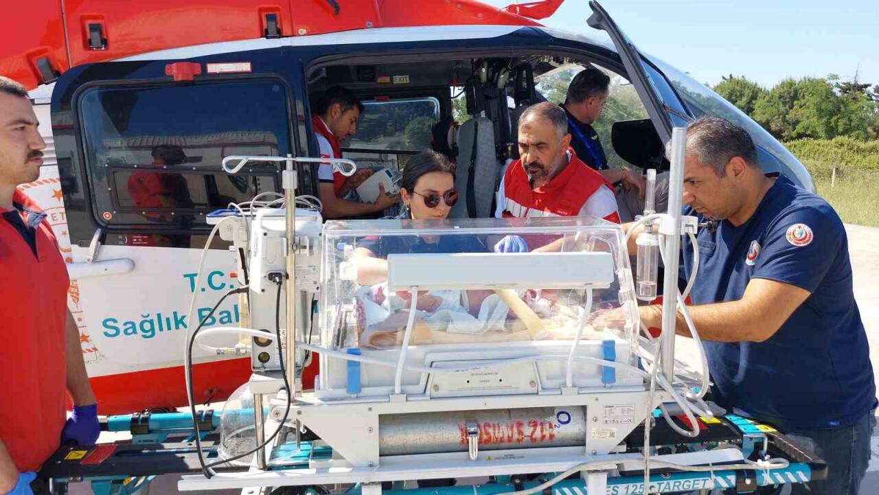 Ambulans helikopter yeni doğan bebek için havalandı