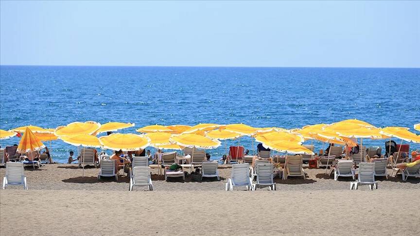 Antalya sahillerinde bayram tatili yoğunluğu devam ediyor