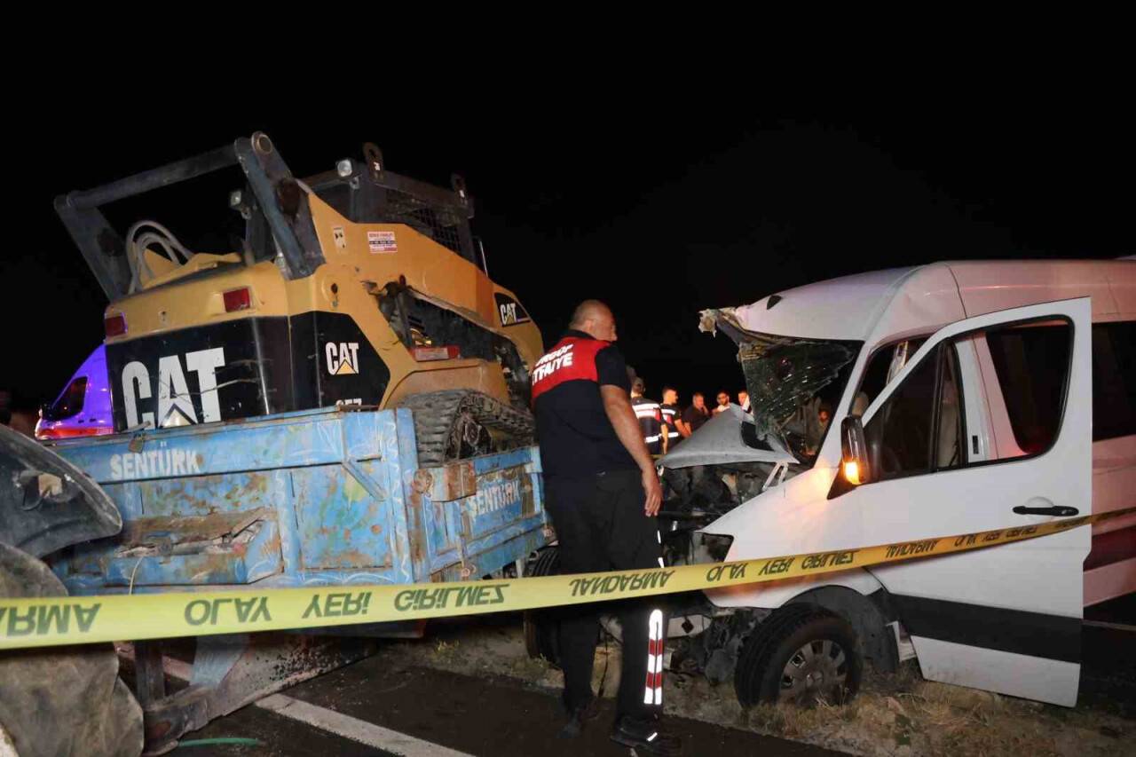 Nevşehir’de traktör ile minibüs çarpıştı: 2’si ağır 10 yaralı