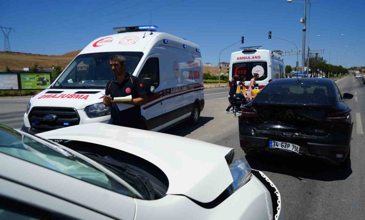 Hızını alamadı, trafik ışıklarında bekleyen araca çarptı: 6 yaralı