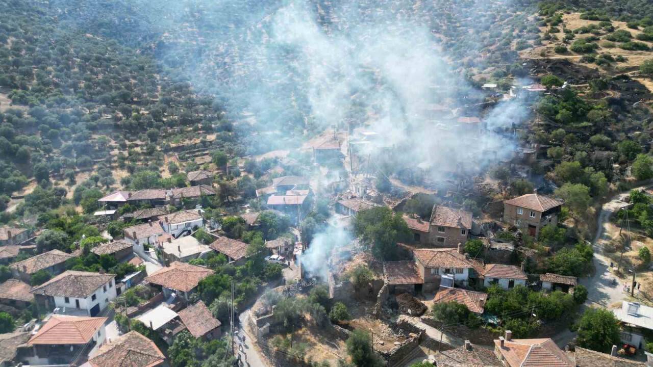 11’i metruk 13 ev yanarak küle döndü