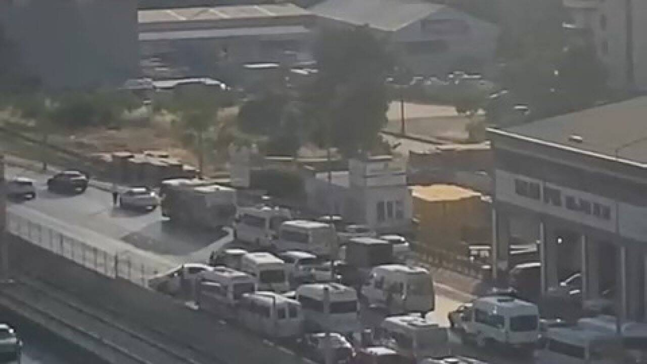 Düğün konvoyu yolu trafiğe kapattı, yüzlerce metre araç kuyruğu oluştu