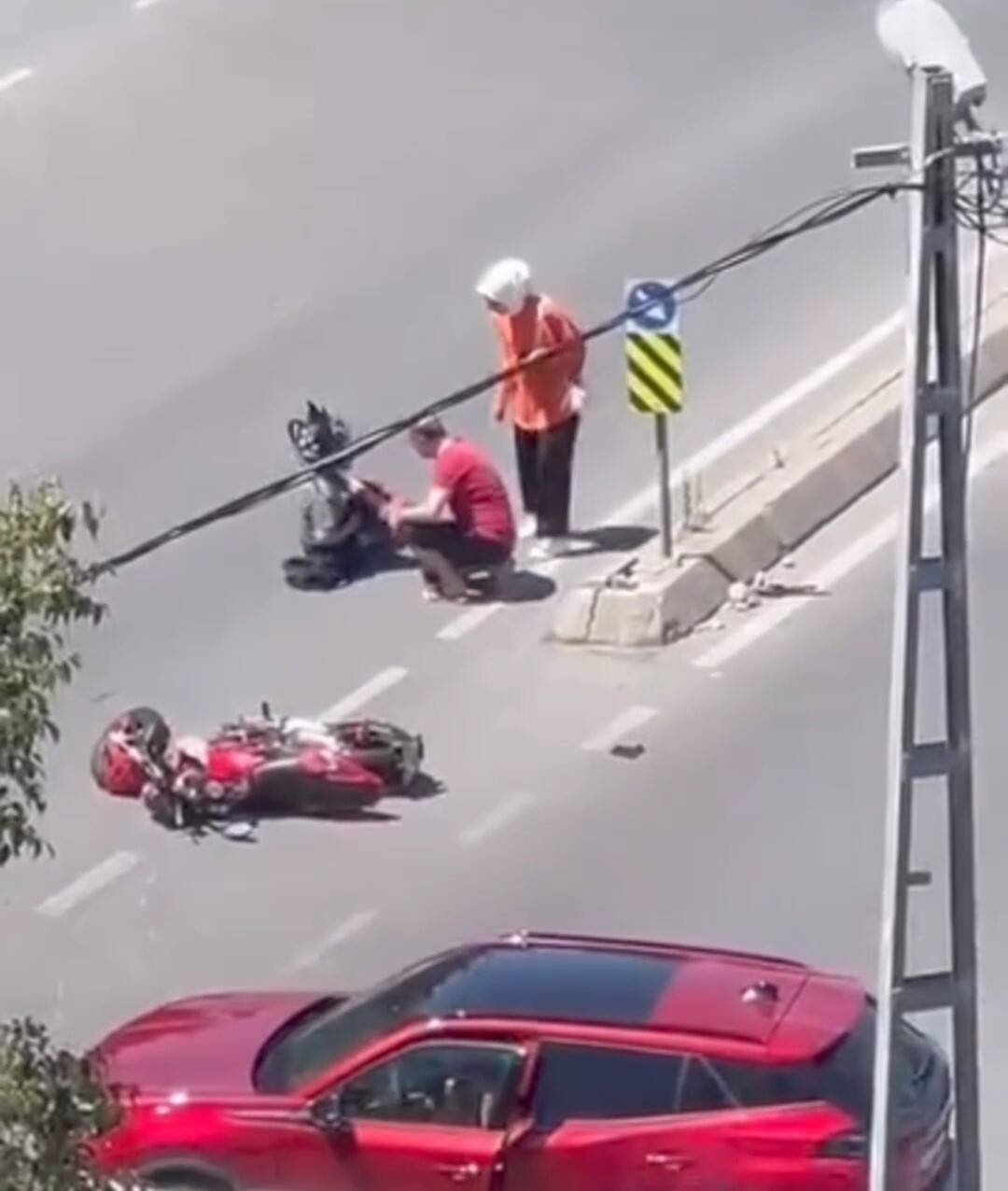 Kaza yaptı, kendini unuttu motosikletine üzüldü