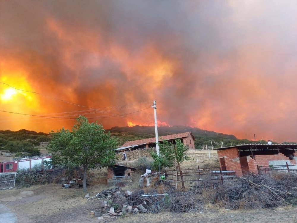 Manisa’da: 4 ev, 1 ağıl, 2 motosiklet, 1 traktör, 1 iş makinesi kül oldu