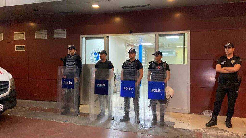 Bakırköy’de hastanenin bahçesinde silahlı çatışma: 4 yaralı