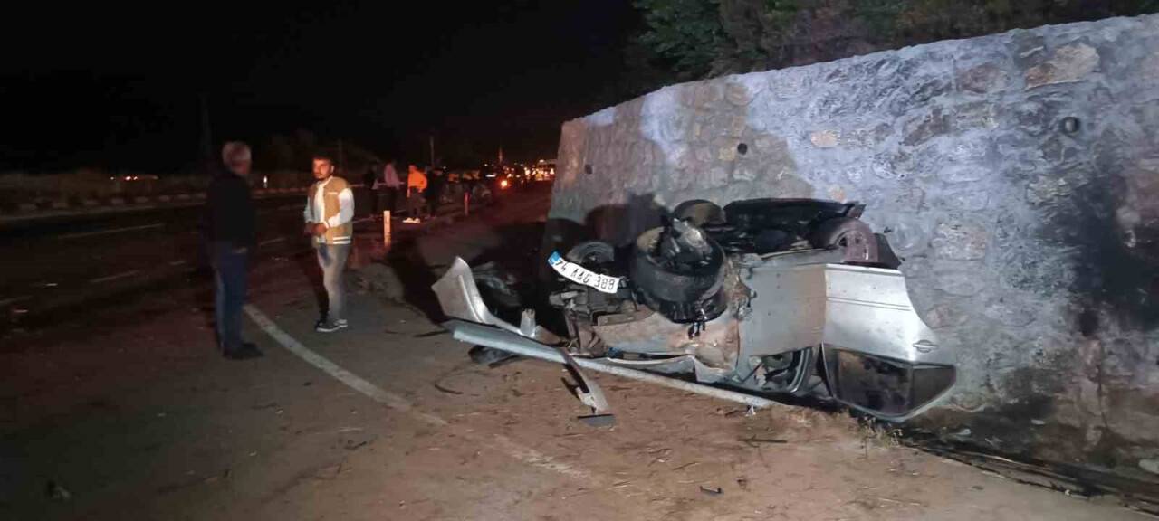 Otomobiller kavşakta çarpıştı: 3 ölü, 2 yaralı